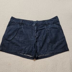 Blue Jean Shorts with Tailored Hem and Classic Design